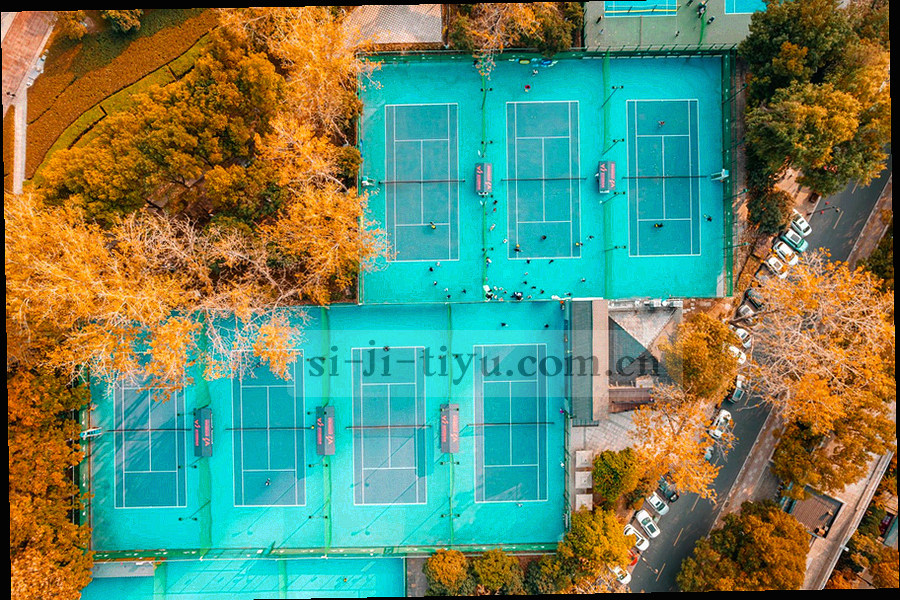 笔记本、平板与手机三种设备并排平铺，屏幕上显示赛程与费用对照界面的布局示意